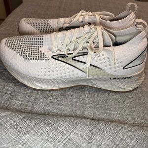 Women’s Brooks Levitate Stealthfit 6, sz 11 medium